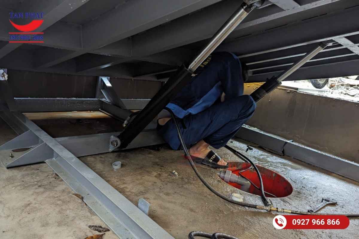Sàn nâng thủy lực sử dụng 2 xylanh nâng hạ
