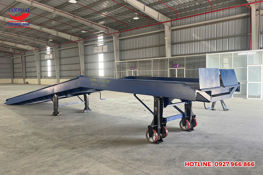 Cầu dẫn xe nâng lên container 10 tấn (13m x 2.35m) giao tại Hải An, Hải Phòng