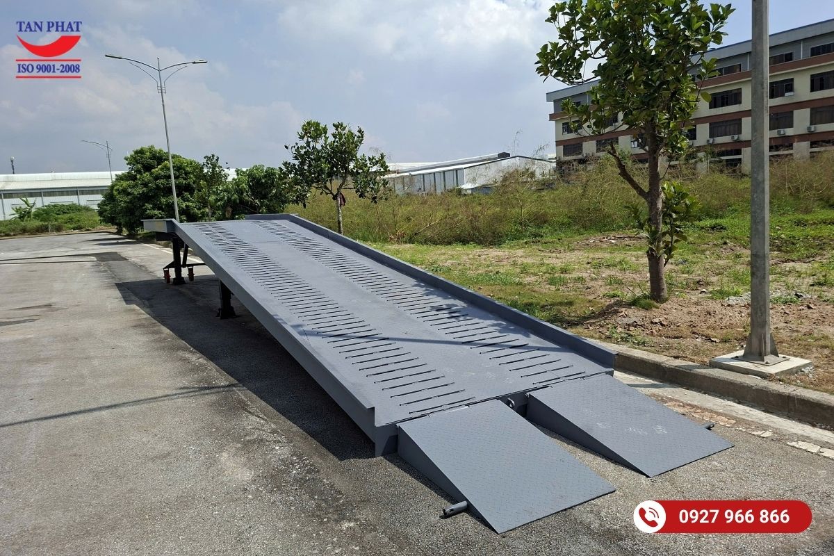 Cầu dẫn xe nâng 10 tấn Hải Phòng được bàn giao cho doanh nghiệp