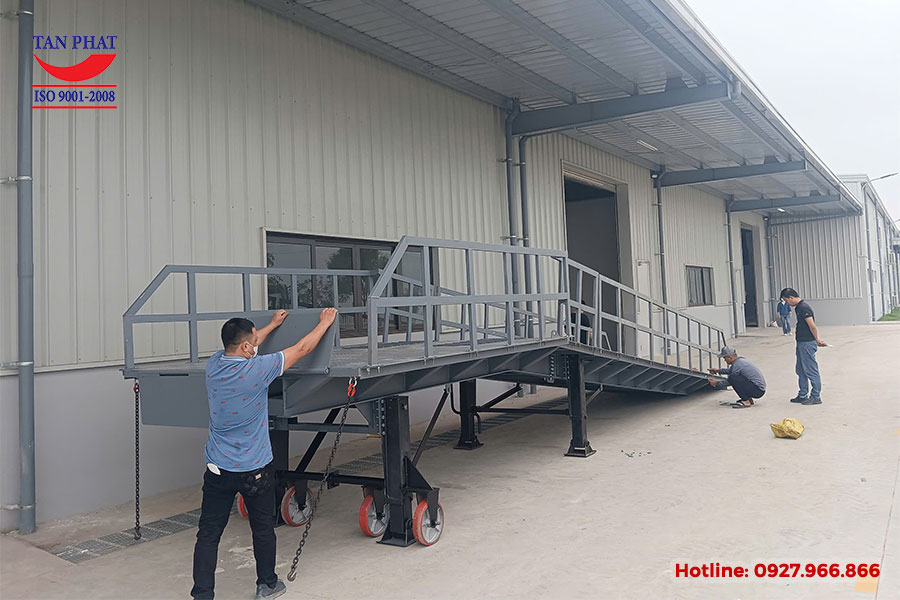 Bàn giao cầu dẫn lên cont 10 tấn lan can hộp tại KCN Thái Hà, Hà Nam 