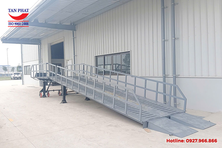 Bàn giao cầu dẫn lên cont 10 tấn lan can hộp tại KCN Thái Hà, Hà Nam 