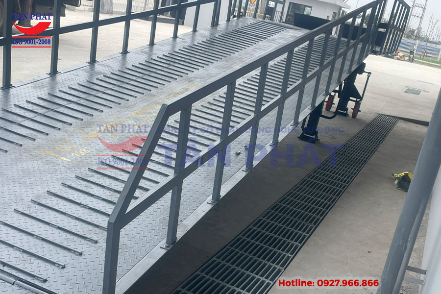 Bàn giao cầu dẫn lên cont 10 tấn lan can hộp tại KCN Thái Hà, Hà Nam 