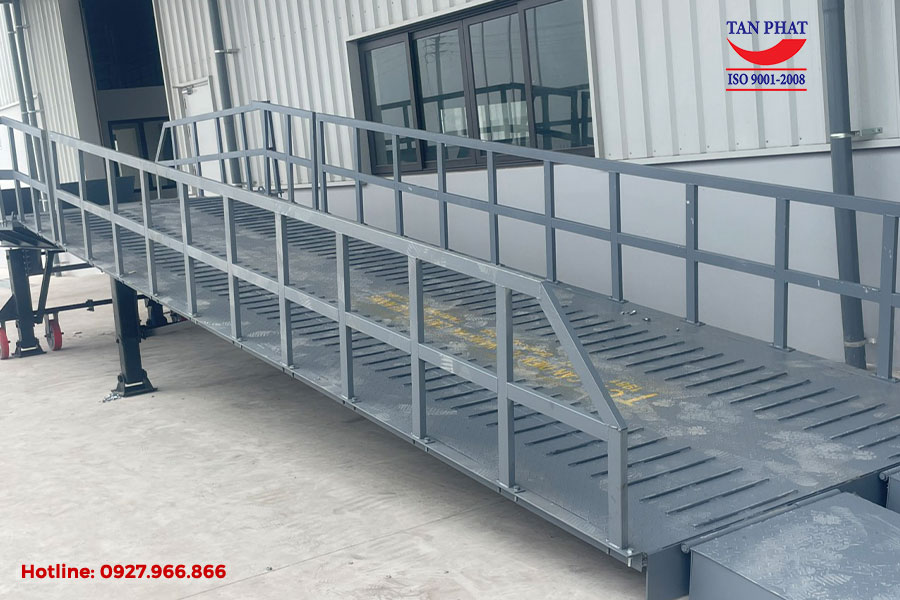 Bàn giao cầu dẫn lên cont 10 tấn lan can hộp tại KCN Thái Hà, Hà Nam 