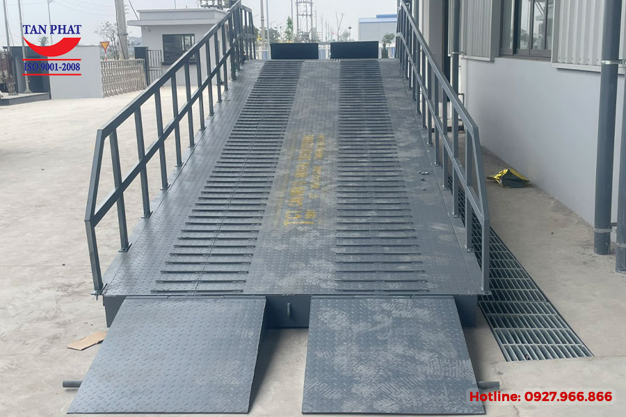 Bàn giao cầu dẫn lên cont 10 tấn lan can hộp tại KCN Thái Hà, Hà Nam 