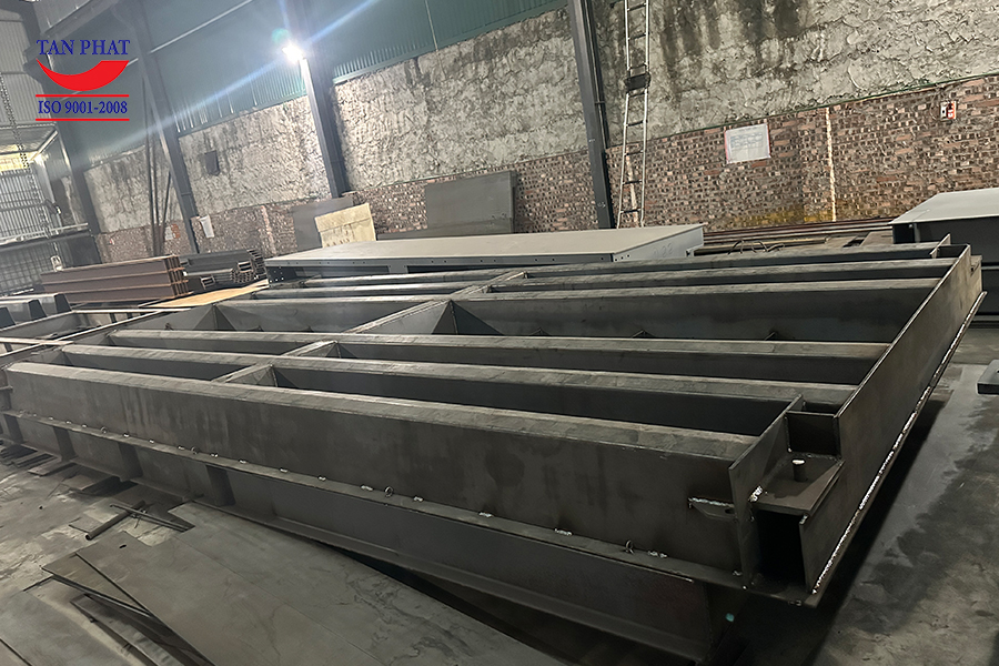 Bàn cân điện tử 100 tấn đang sản xuất tại xưởng cơ khí.