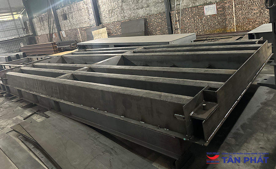 Bàn cân ô tô 60 tấn thiết kế 6 dầm thép dọc và 1 dầm thép ngang vững chắc.