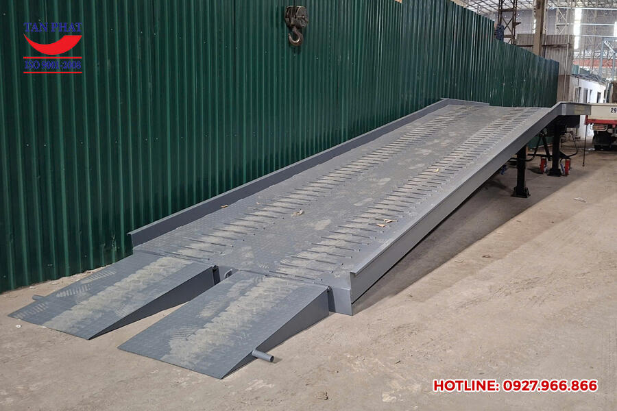 Bàn giao cầu dẫn xe nâng lên container 8 tấn tại Hà Nội