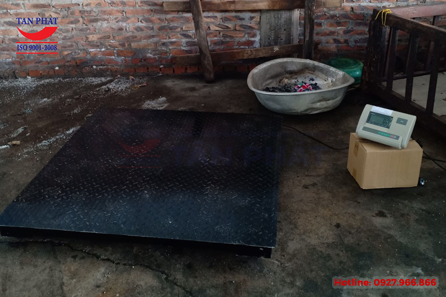 Hình ảnh thực tế Cân Tân Phát bàn giao cân sàn điện tử 5 tấn kích thước (1.5mx1.5m) sử dụng đầu cân A12 Yaohua và loadcell SQB Keli cung cấp kết quả cân chính xác, hoạt động lâu bền.