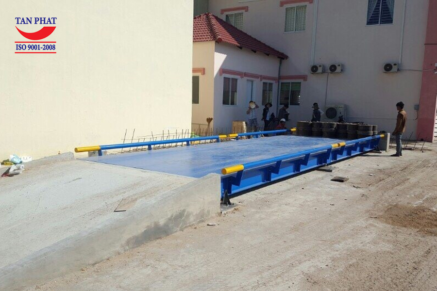 Cân điện tử 40 tấn (12x3m) kết cấu bàn cân thép thiết bị kỹ thuật số hiện đại.