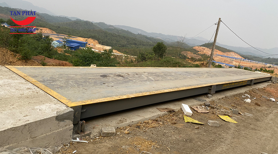 Cân điện tử 40 tấn dài 12m giá từ 100 - 130 triệu đồng.