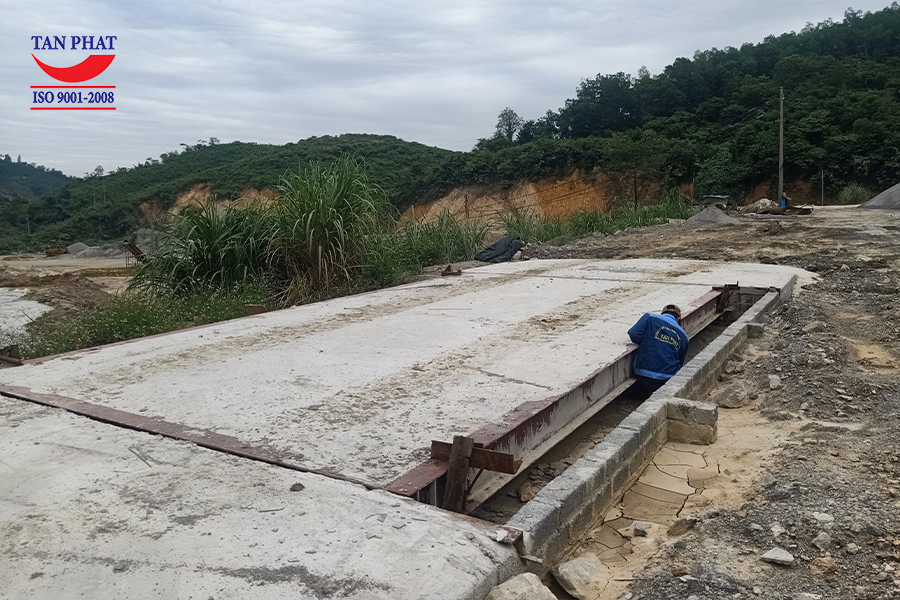 Cân ô tô 40 tấn 12x3m bàn cân bê tông cốt thép lắp tại Mỏ đá tỉnh Hòa Bình.