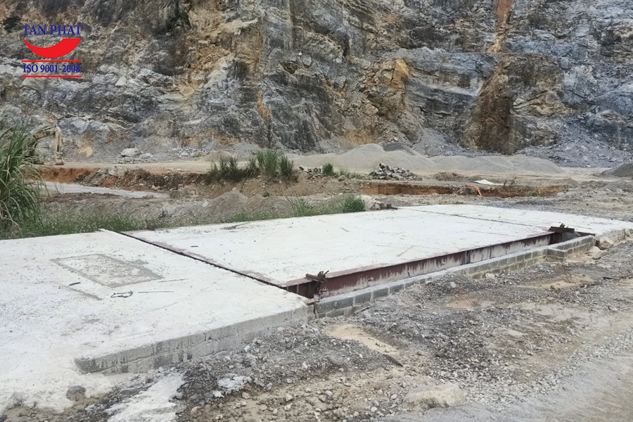 Mẫu cân ô tô 100 tấn dài 12m sử dụng sàn bê tông cốt và thiết bị nhập khẩu chính hãng Keli. Cân được Công Ty Tân Phát lắp đặt tại Mỏ đá tỉnh Hòa Bình.