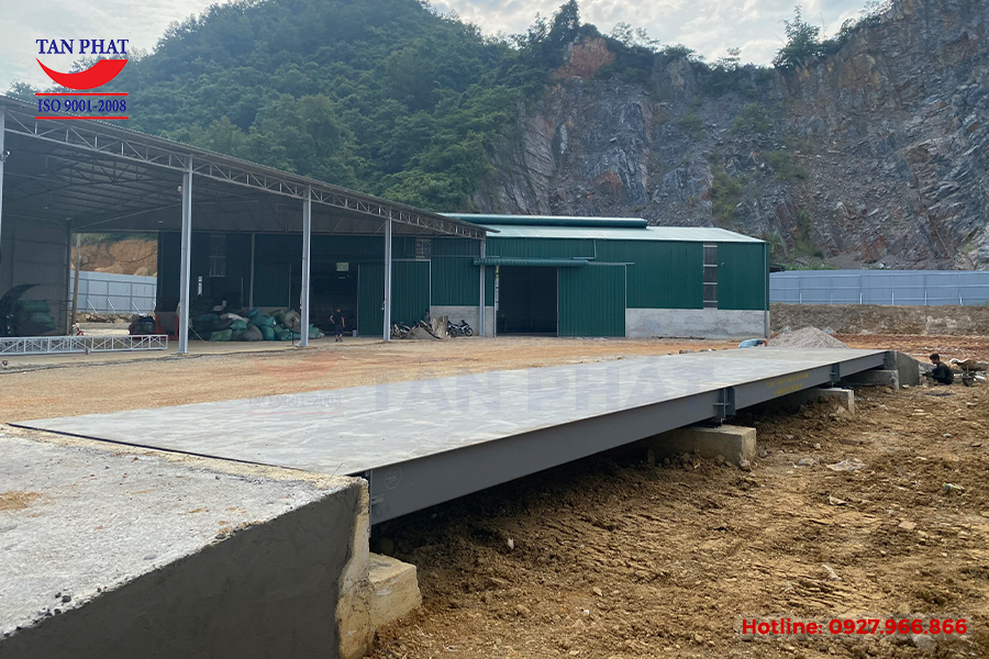 Cân ô tô 60 tấn kỹ thuật số lắp tại Hà Giang, bàn cân kích thước 18x3m kết cấu 3 module thép U300 bền vững.