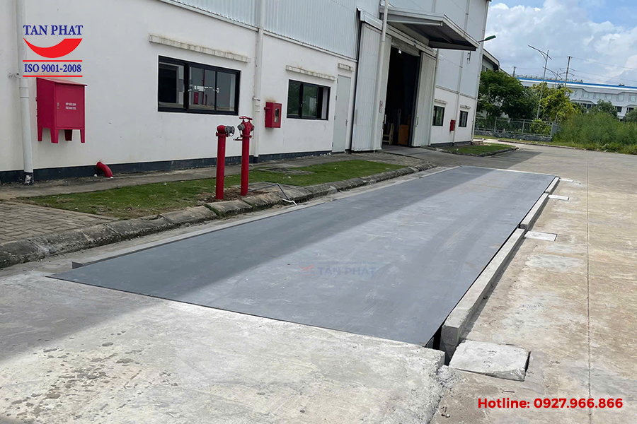Trạm cân ô tô lắp chìm tại Thủy Nguyên, Hải Phòng. Kích thước bàn cân 18x3m, kết cấu 03 module thép U300 bền vững.