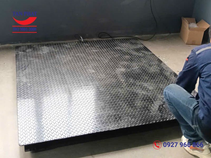 Cân sàn điện tử 5 tấn giao tại Hưng Yên