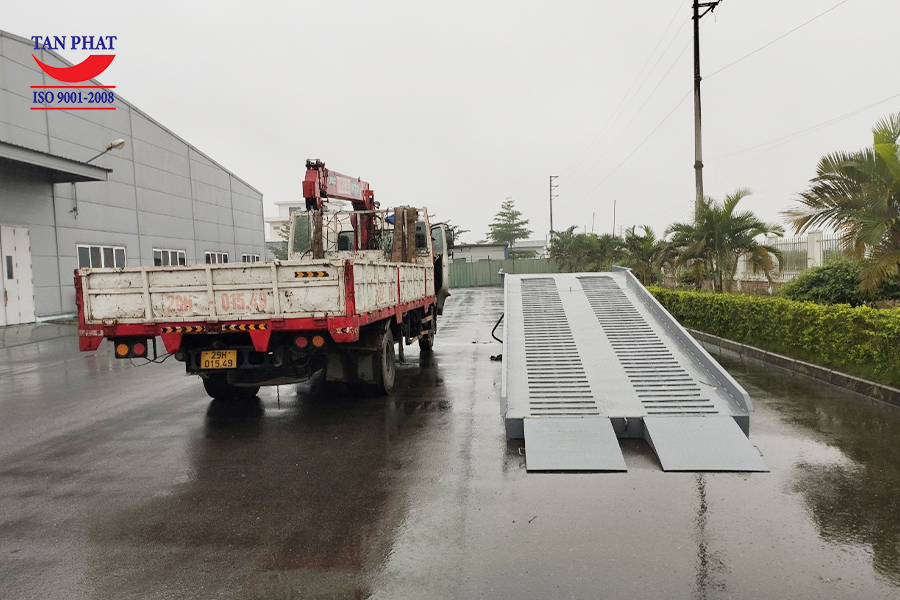 Cầu dẫn xe nâng lên container loại 6 tấn thiết kế đơn giản với kích thước tầm trung phù hợp sử dụng cho nhiều dòng xe vận chuyển và xe nâng hàng hiện nay.