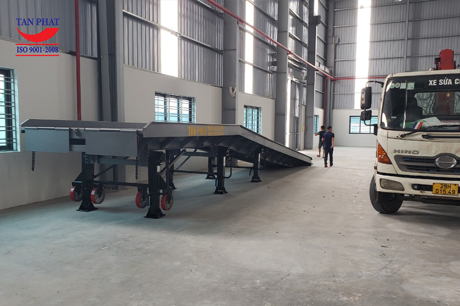 Hình ảnh cầu dẫn xe nâng 12 tấn do Tân Phát sản xuất và lắp đặt tại Bắc Giang. Cầu container 12 tấn tại Bắc Giang thiết kế bền vững với 6 chân chống romooc Fuwa.