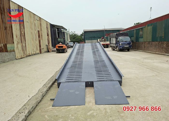 Cầu dẫn lên cont 10 tấn dài 11m giao tại Hoài Đức, Hà Nội