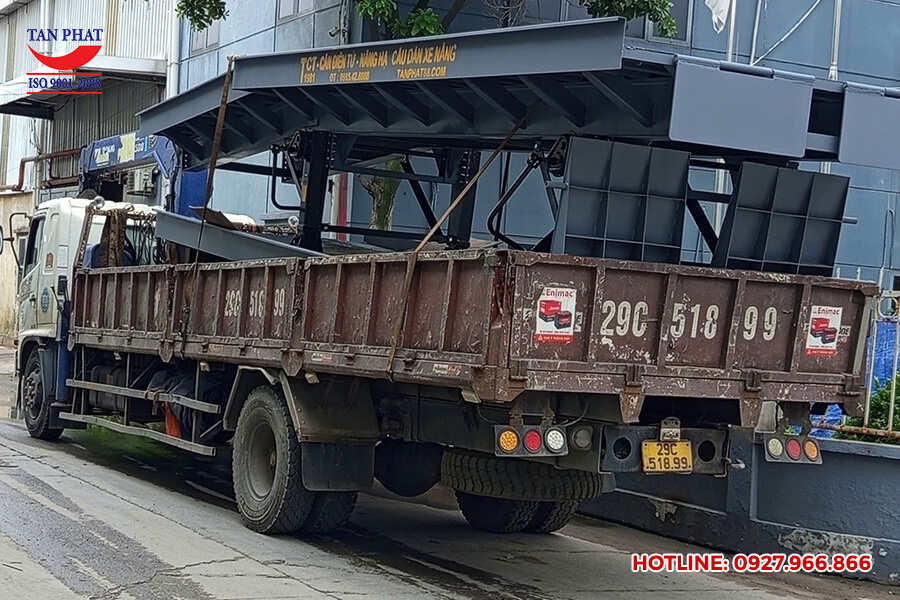 Cầu dẫn lên container 15 tấn giao tại Bắc Ninh
