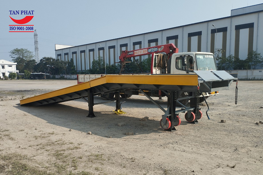 Cầu dẫn lên container 6 tấn lắp đặt tại Thái Bình