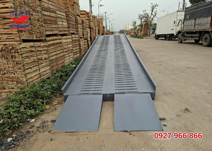 Cầu dẫn lên container giao tại Thái Nguyên