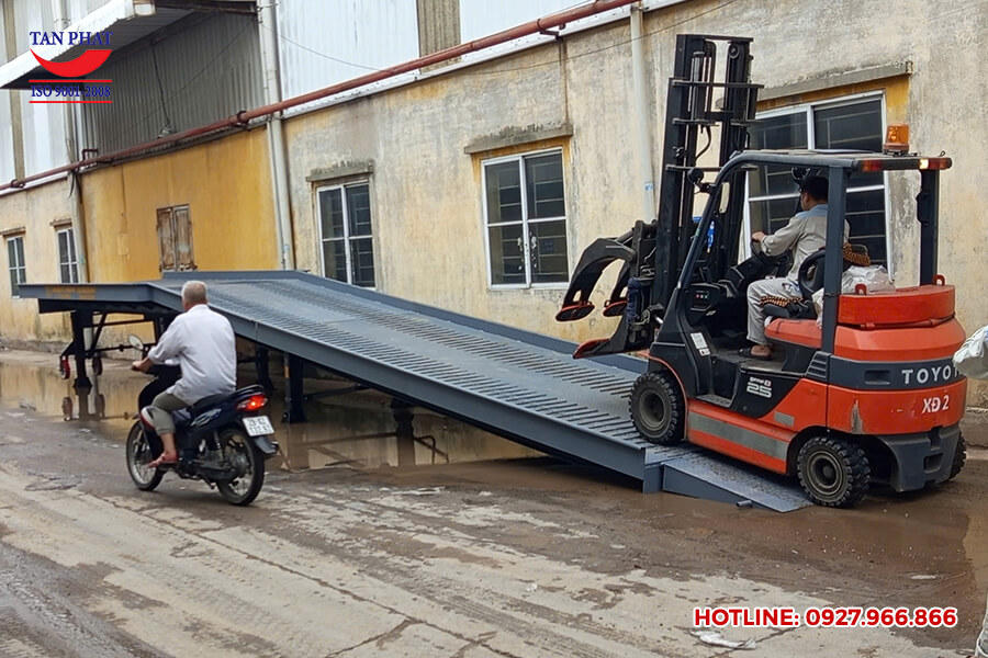 Cầu dẫn vào container 15 tấn giao tại Bắc Ninh