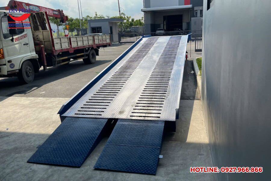 Cầu lên container 10 tấn giao tại Quảng Ninh