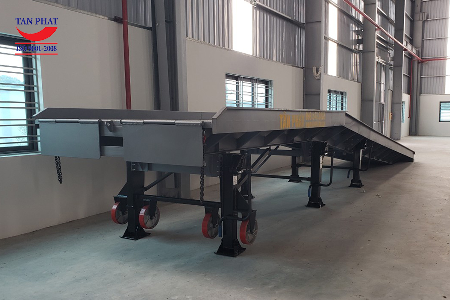 ình ảnh cầu dẫn xe nâng 12 tấn do Tân Phát sản xuất và lắp đặt tại Bắc Giang.
