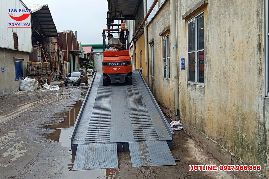 Bàn giao cầu dẫn xe nâng 15 tấn tại Bắc Ninh