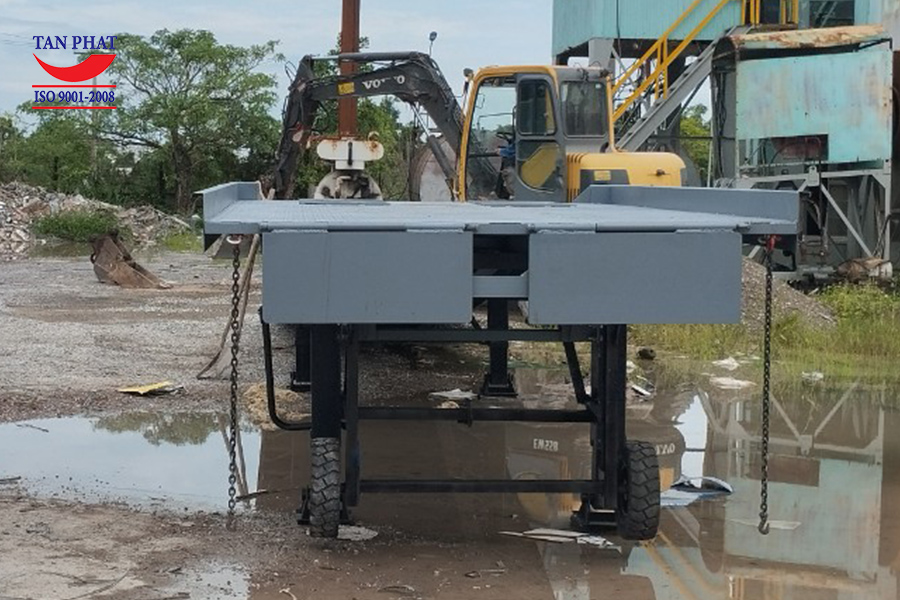 Cầu dẫn xe nâng lên container 8 tấn lắp tại Ninh Bình.