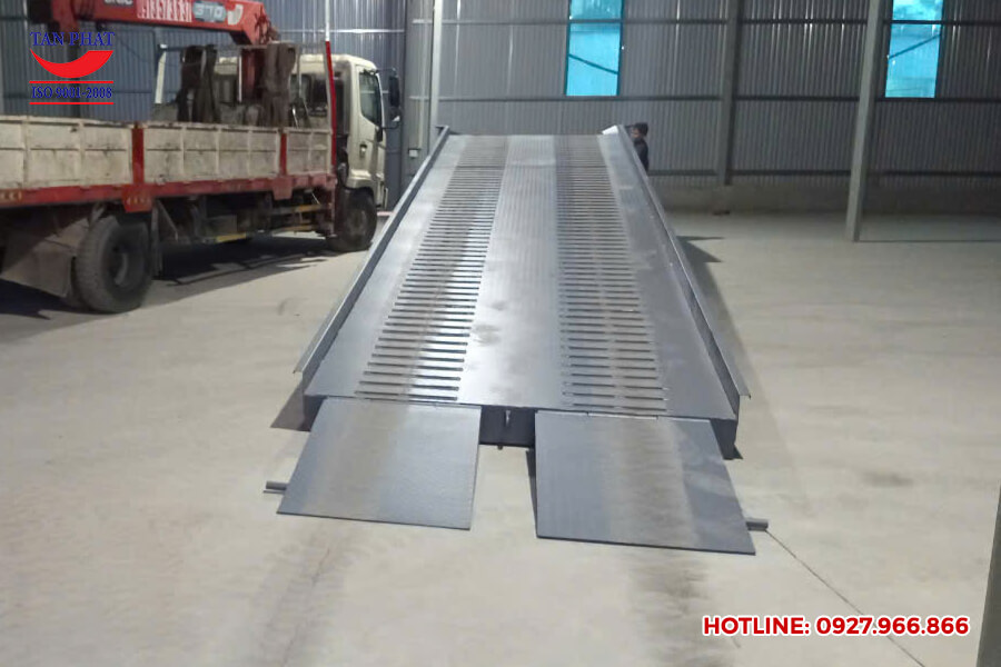 Cầu lên container 12 tấn tại Hà Nội