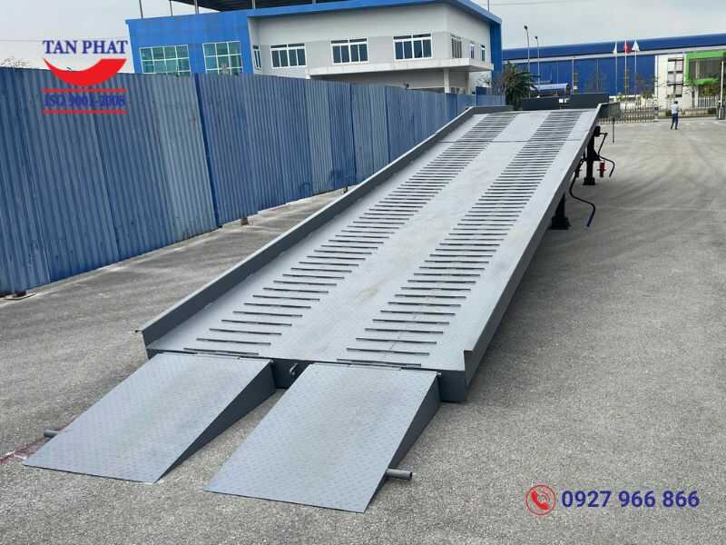 Bàn giao cầu dẫn xe nâng lên container tại Thanh Hóa