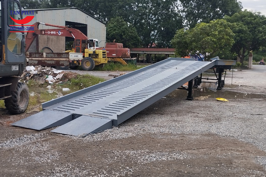 Giá cầu lên container