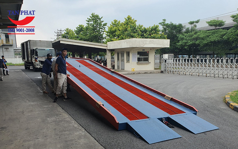 Cầu xe nâng lưới thép grating