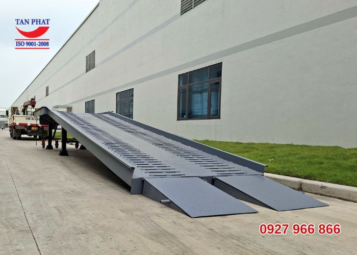 Tân Phát cho thuê cầu dẫn xe nâng lên container tại miền Bắc giá rẻ