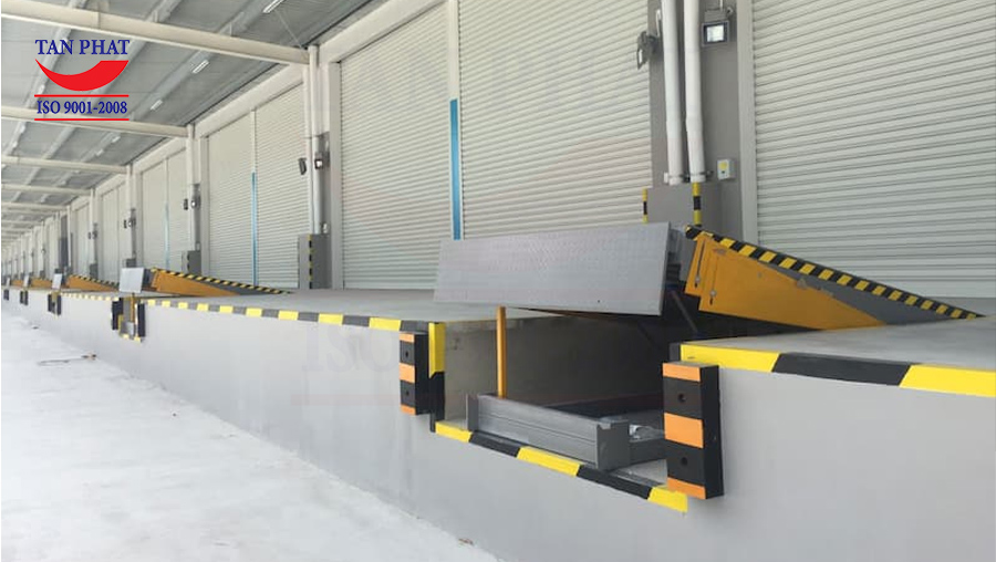 Dock Leveler 6 tấn tại hệ thống nhà kho công ty chuyên xuất nhập hàng hóa.