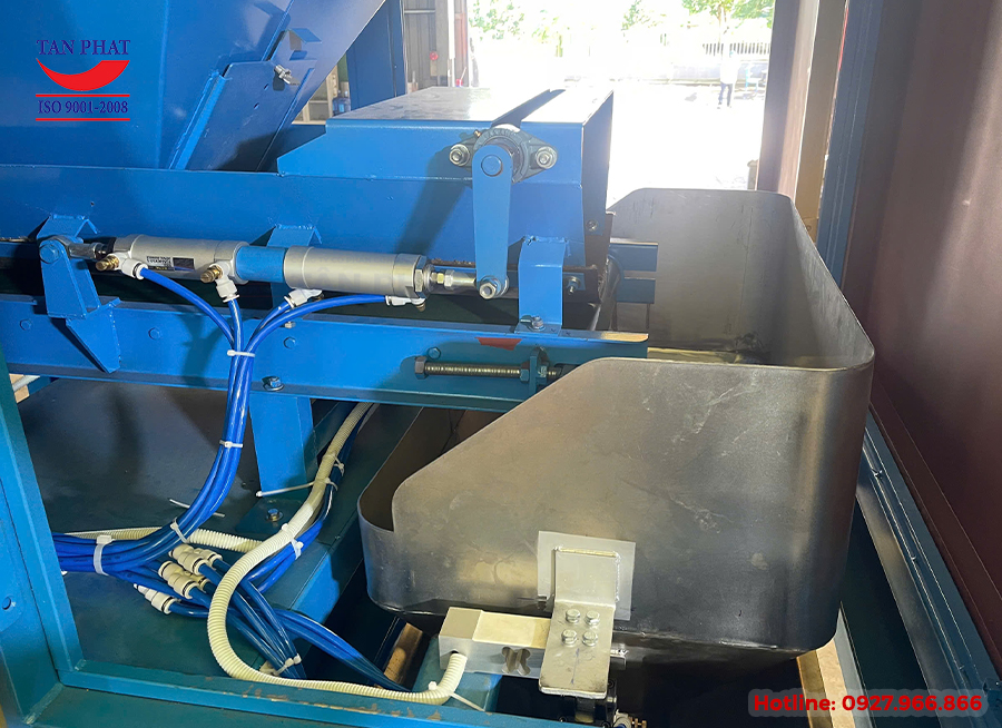 Hệ thống định lượng hiện đại chính xác trong cân đóng bao nguyên liệu vữa khô.