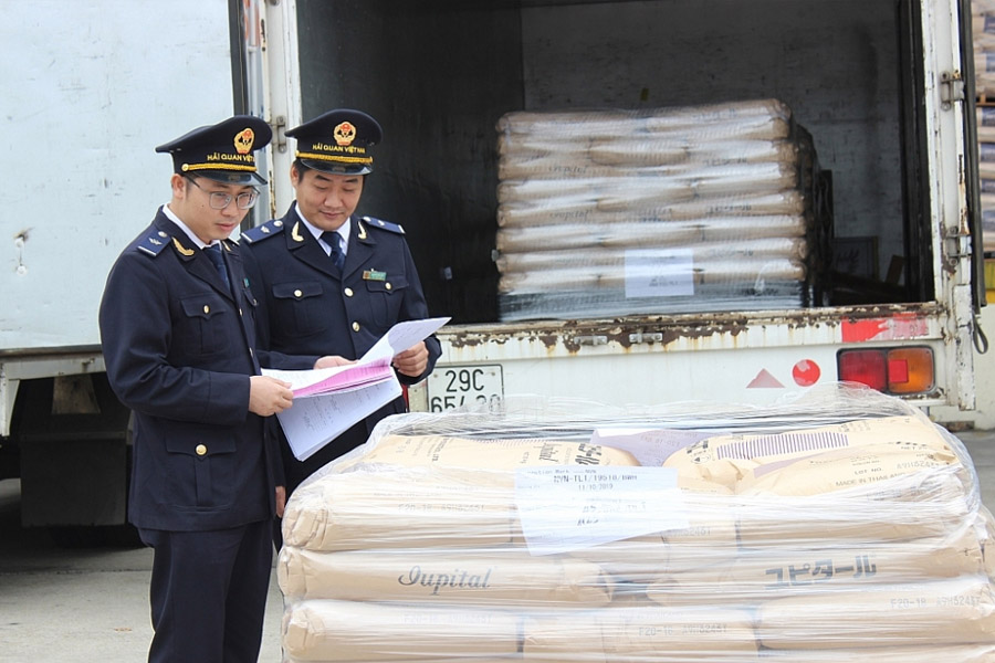 Nhập khẩu sàn nâng thủy lực tại hải quan