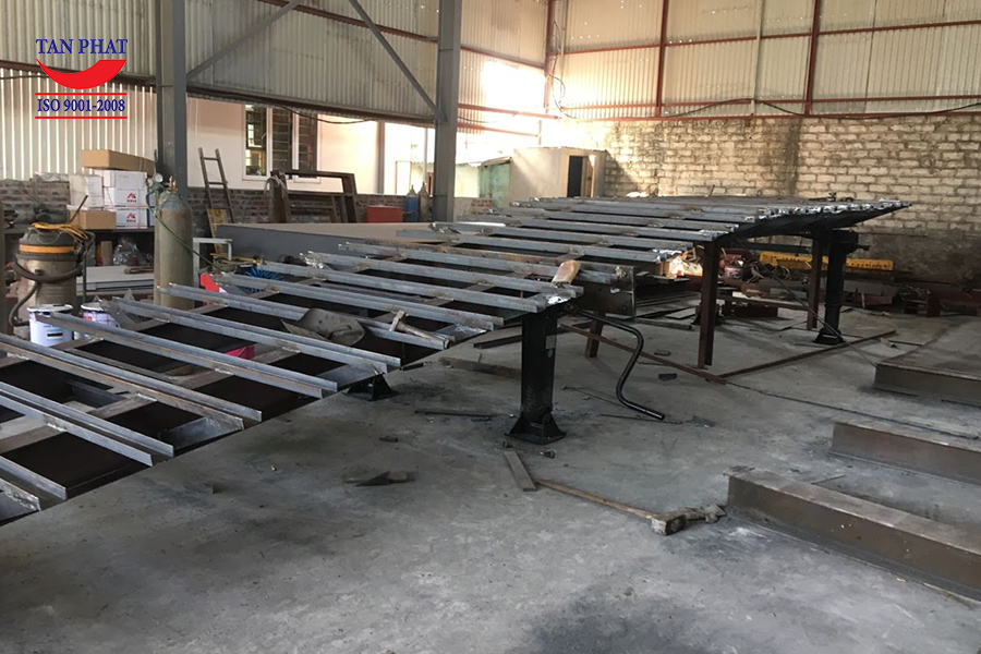 Sản xuất khung cầu dẫn lên container 6 tấn tại nhà máy cơ khí Tân Phát.