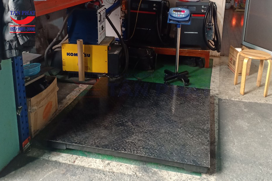 Cân sàn 500kg kích thước 1.2mx1.2m sử dụng đầu cân XK3118T1 Keli