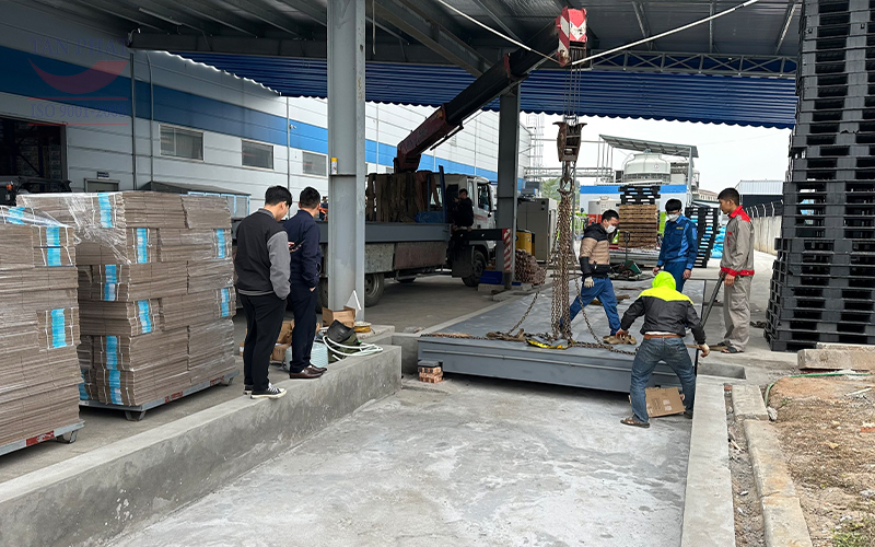 Sau khi hoàn thiện hố / móng cân thì các kỹ sư Tân Phát sẽ tiến hành lắp đặt từng module bàn cân vào các vị trí được hoạch định.