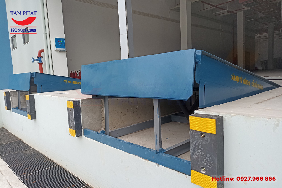Hydraulic Dock Leveler 6 tấn do Tân Phát sản xuất và cung cấp.