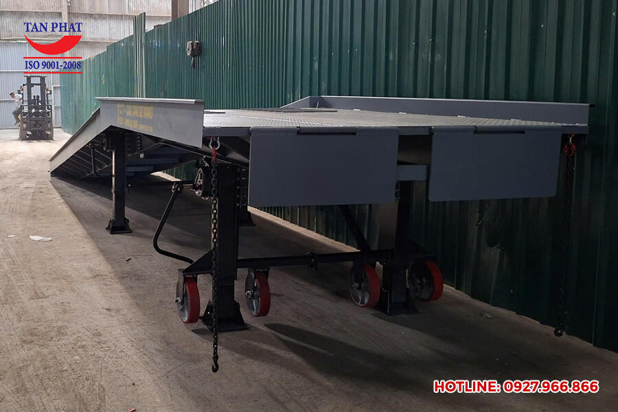 Cầu dẫn xe nâng lên container 8 tấn bàn giao tại Thạch Thất, Hà Nội