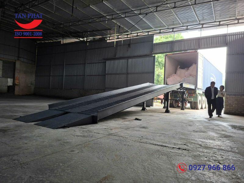 Sử dụng cầu dẫn lên container tiết kiệm thời gian, chi phí cho doanh nghiệp