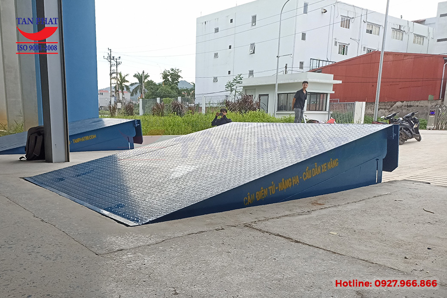 Sàn nâng hạ thủy lực 10 tấn 