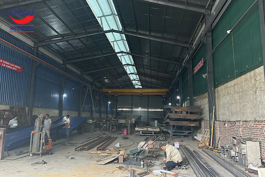 Xưởng sản xuất cầu xe nâng Tân Phát