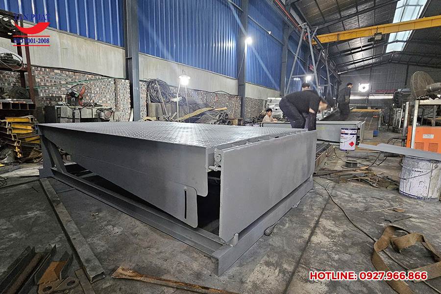 Sản xuất dock leveler tại xưởng cơ khí
