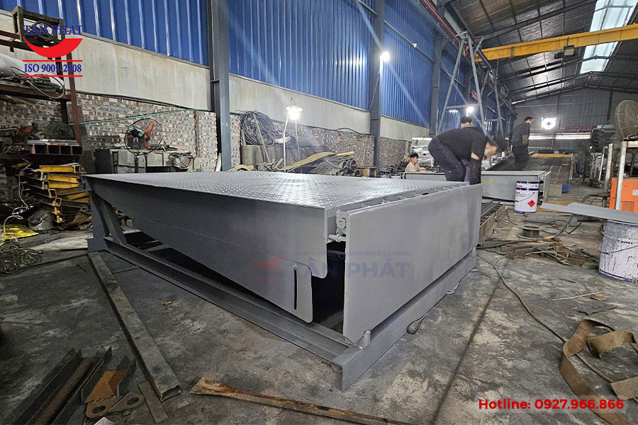 Hình ảnh sản xuất dock leveler - sàn nâng thủy lực tại xưởng cơ khí của CTCP Công nghệ Tự động Tân Phát.