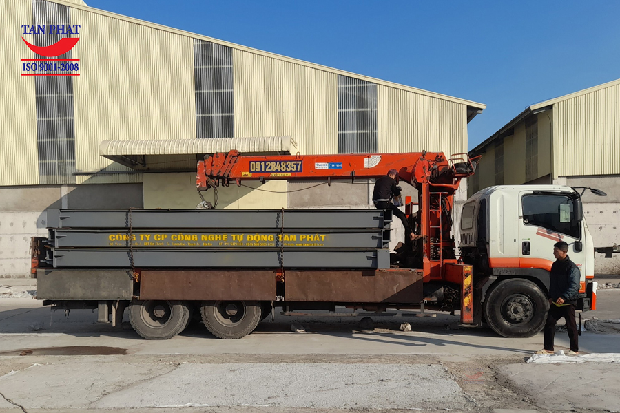 Vận chuyển bàn cân 40 tấn đến vị trí cần lắp đặt.