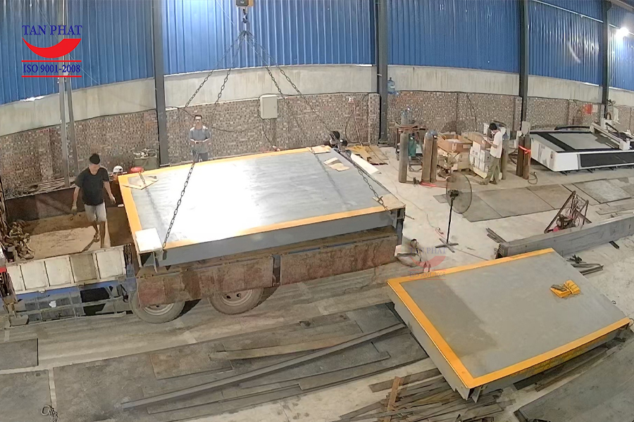Hình ảnh xuất xưởng bàn cân 60 tấn dài 8m tại nhà máy cơ khí Tân Phát.